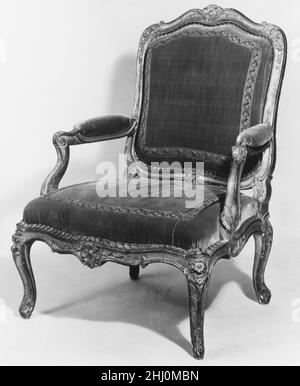 Fauteuil (un d'une paire) ca.1760 peut-être par Louis I Cresson des fauteuils français à dos plat (plutôt qu'incurvé) étaient connus sous le nom de « faueulles à la reine » pour la reine Marie Leszczynska (1703-1768) qui les aurait favorisés au milieu du XVIIIe siècle.Ils font partie du même ensemble que les deux bergères (1971.206.5 et 1971.206.6), également dans la collection du met.Contrairement aux bergères, cependant, destinées à être utilisées au centre de la salle, ces fauteuils ont été?très probablement placés contre les lambris (meublant) et considérés comme faisant partie de la décoration murale.fabriqués autour de 1760, Banque D'Images