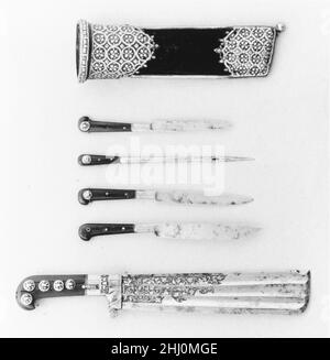 Couteau de chasse avec un ensemble d'outils (Trousse) ca.1570 Allemand, peut-être Bavière.Couteau de chasse avec un jeu d'outils (Trousse) 25154 Banque D'Images