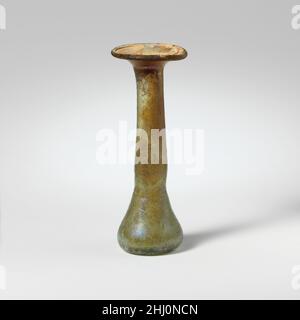 Flacon de parfum en verre 1st–3rd Century A.D. Roman bleu translucide vert.rebord replié, en bas, rond et intérieur, avec rebord intérieur biseauté; col large, évasé; col cylindrique avec côtés légèrement convexes et marques d'outillage autour de la base; petit corps conique; fond épais, concave, avec cicatrice déchiquetée d'un côté.intact; de nombreuses bulles;piqûres, morcellement et iridescences à l'extérieur; altération crémeuse à l'intérieur de la bouche et du cou.Flacon de parfum en verre.Romain.1st–3rd siècle A.D..Verre ; soufflé.Impériale.Verre Banque D'Images