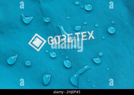 Logo Gore-tex avec gouttes d'eau sur la veste étanche Banque D'Images