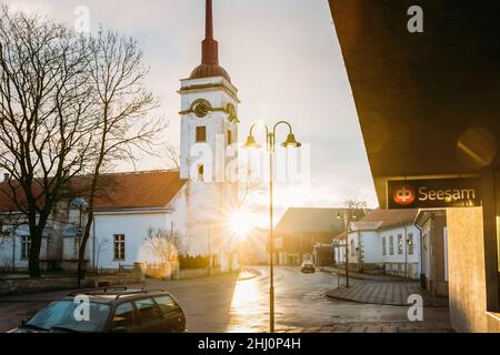 Kuressaare, Estonie.Église du Saint-Laurent Kuressaare au soleil lever du soleil ou coucher du soleil Banque D'Images
