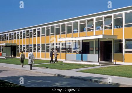 Nouvelles unités industrielles modernes à Crawley 'New Town', West Sussex, Angleterre, Royaume-Uni en 1960s.La zone commerciale et industrielle était principalement concentrée au nord du centre-ville autour de Fleming Way, développée pour créer des emplois dans la «nouvelle ville» d’après-guerre.Depuis cette période, la région a subi des changements et une modernisation massifs.Cette image provient d'un ancien transparent couleur Kodak amateur, une photographie vintage de 1960s. Banque D'Images