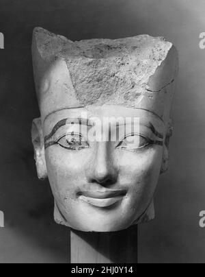 Dirigez-vous vers une statue d'Osiride de Hatshepsut ca.1479–1458 C.-B. Nouveau Royaume cette tête appartenait à une statue qui représentait Hatshepsout comme Osiris, dieu du monde inférieur.C'était l'une des quatre figures d'Osiride qui a décoré le sanctuaire d'Amun dans son temple funéraire à Deir el Bahri.Cette tête et une autre dans la collection (31,3.154) portent la couronne blanche de la haute Égypte et étaient à l'origine à l'extrémité sud du sanctuaire.Une autre tête de la collection (31,3.153) porte la double couronne et est venue de l'extrémité nord. Les statues Osiride qui décoraient le temple d'Hatshepsout étaient des statues 'embrayée' - moi Banque D'Images