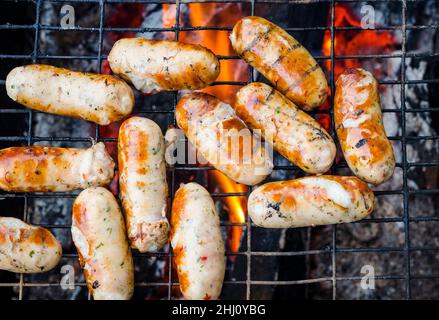 saucisses frites à la viande sur un feu de joie en été Banque D'Images