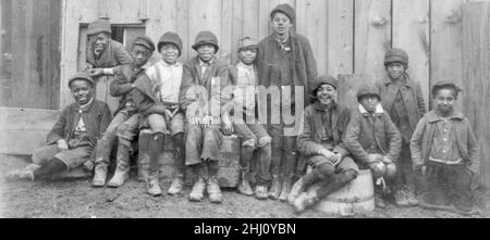 Un groupe d'enfants afro-américains qui se posent et sourient pour une photo de groupe. Banque D'Images