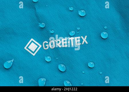 Logo Gore-tex avec gouttes d'eau sur la veste étanche Banque D'Images