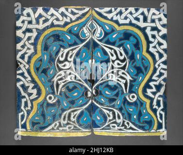 Carreaux façonnés dans la technique 'Cuerda Seca' fin du 14th siècle Un épisode brillant mais de courte durée dans l'histoire de la production de céramique anatolienne a été l'apparition de carreaux décorés dans la technique dite de cuerda seca ('corde sèche').Dans le processus cuerda seca, les fines bandes de cireux résistent à maintenir la séparation des couleurs entre les glaçures pendant le tir, mais laissent derrière les « cordes de ry » de carreaux non vitrés.Cette technique semble avoir été introduite en Turquie depuis l'Iran dès le XIVe siècle.Ces carreaux se distinguent également par leur forme courbe, rappelant leur emplacement d'origine, probablement sur Banque D'Images