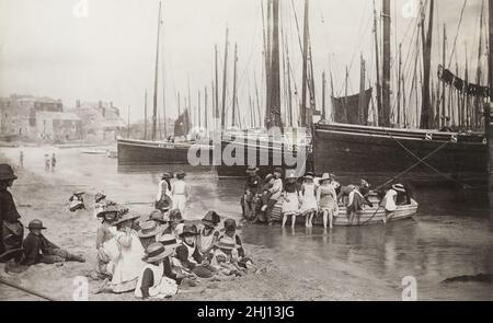 Photographie vintage, fin 19th, début 20th siècle, vue de 1890 - enfants jouant sur des bateaux de pêche, St Ives, Cornouailles Banque D'Images