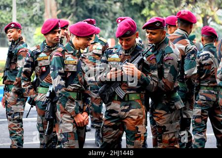 Kolkata, Inde.26th janvier 2022.Le contingent de l'armée vu avec leurs riffles lors du défilé de la Journée de la République indienne à Redroad, Kolkata.India célèbre la Journée de la République 73rd le 26th janvier 2022.La Fête de la République honore la date à laquelle la Constitution indienne est entrée en vigueur.Crédit : SOPA Images Limited/Alamy Live News Banque D'Images