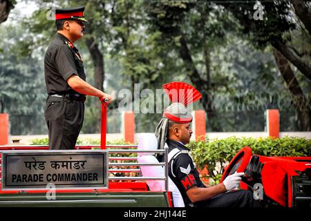 Kolkata, Inde.26th janvier 2022.Le commandant du défilé vu sur son véhicule lors du défilé de la Journée de la République indienne à Redroad, Kolkata.India célèbre la 73rd journée de la République le 26th janvier 2022.La Fête de la République honore la date à laquelle la Constitution indienne est entrée en vigueur.Crédit : SOPA Images Limited/Alamy Live News Banque D'Images