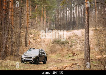 Voiture verte Renault Duster ou Dacia Duster SUV garés dans la forêt Banque D'Images