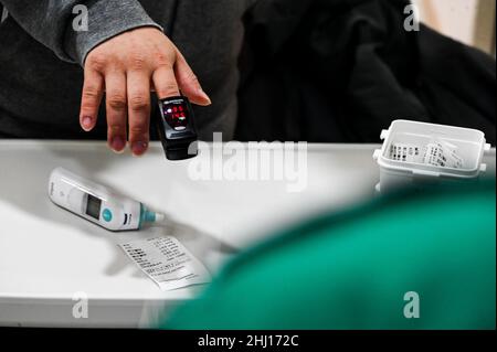 Séoul, Corée du Sud.26th janvier 2022.Un patient prend sa propre lecture d'oxygène sanguin avec un oxymètre dans une clinique externe sans contact au centre médical provincial Gyeonggi Hôpital Anseong à Anseong, en Corée du Sud, une ville près de Séoul, le 25 janvier 2022.La Corée du Sud est confrontée à une vague de cas liés à la variante d'Omicron et elle est en train de modifier sa stratégie de gestion des virus.Photo de Thomas Maresca/UPI crédit: UPI/Alamy Live News crédit: UPI/Alamy Live News Banque D'Images