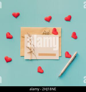 Carte de vœux de Saint-Valentin et coeur rouge sur fond bleu, espace de copie pour le texte Banque D'Images