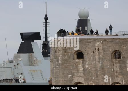 Les médias et le public sur la Tour ronde historique regardent le DÉFENSEUR HMS du destroyer de la Marine royale (D36) entrer dans le port Banque D'Images