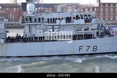 L'équipage du HMS KENT se fait défermer vers les amis et les familles alors que le navire entre dans le port après un déploiement de 7 mois en extrême-Orient avec le Carrier Strike Group Banque D'Images