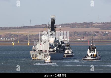 Les remorqueurs guident la frégate HMS KENT vers un poste d'amarrage dans la base navale à son retour d'un déploiement de 7 mois en extrême-Orient Banque D'Images