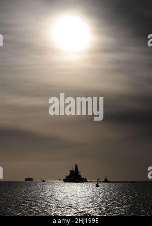 Le destroyer de la Marine royale HMS DIAMANT silhoueté sous le soleil du matin alors qu'il arrive à la maison après un déploiement de 7 mois avec le Carrier Strike Group Banque D'Images