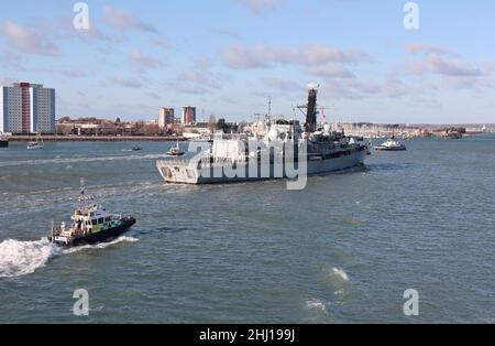 La frégate de type 23 de la Marine royale HMS KENT entre dans le port.Le navire est revenu à la maison après un déploiement de 7 mois Banque D'Images