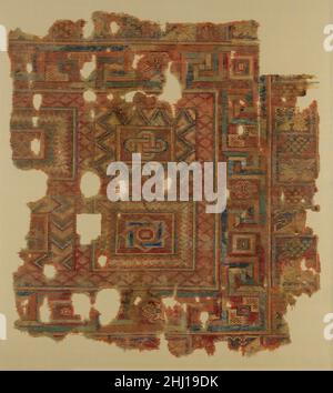 Fragment de tapis avec motif de plancher en mosaïque 4th–5th siècle ce fragment de tapis est un exemple rare d'un textile ancien qui fonctionnaient le plus certainement comme revêtement de plancher.Ses couleurs éclatantes, ses conceptions emboîtées et ses formes géométriques ombrées créent un effet illusionniste.La conception globale du fragment est directement liée aux modèles de sol décoratifs sur les trottoirs en mosaïque chrétienne trouvés dans les terres du sud et de l'est de la Méditerranée.La technique de coupure de boucle vue ici avait été utilisée pendant des siècles en Egypte.Fragment de moquette avec motif de sol en mosaïque 448554 Banque D'Images