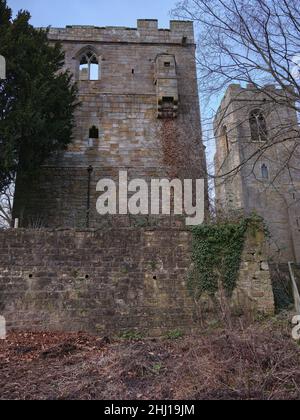 Avec l'église Saint-Nicolas en arrière-plan, la tour Marmion des rives de l'Ure.Tanfield Ouest. Banque D'Images