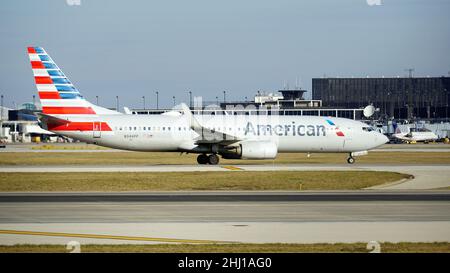 Les taxis d'avion Boeing 737 d'American Airlines sur la piste après l'atterrissage à l'aéroport international O'Hare de Chicago. Banque D'Images