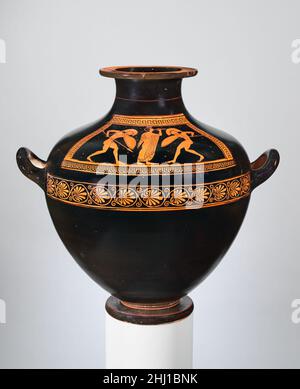Hydrie en terre cuite : kalpis (vase d'eau) env.500 B.C. rappelle le joueur Dikaios Painter Flute entre deux jeunes dansants dans l'armorLe grec a toujours dilué leur vin avec de l'eau.C'était le privilège du symposiarche, qui a servi de maître de cérémonie lors d'une fête de boissons, de décider de la proportion de vin à l'eau dans chaque krater (bol pour mélanger le vin et l'eau) au fur et à mesure que la soirée avançait.Sur cette bocal, deux jeunes armés exécutent une danse à la musique de flûte.De telles danses imitant les mouvements de la guerre étaient populaires dans les festivals à travers la Grèce.Le terme kalpis fait référence à un hydria de ce particulier Banque D'Images