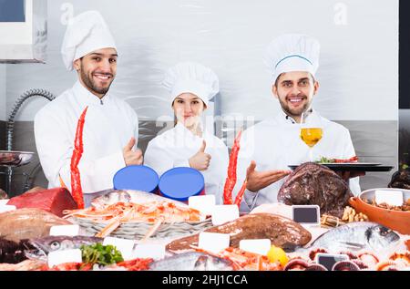Les chefs proposent des fruits de mer au restaurant Banque D'Images