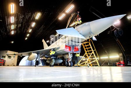 Wittmund, Allemagne.26th janvier 2022.Les techniciens préparent un avion de chasse Typhoon Luftwaffe Eurofighter pour le décollage à la base aérienne de Wittmundhafen.En raison d'une rénovation complète de la base aérienne de Wittmund, en Frise orientale, les forces armées allemandes transfèrent temporairement 19 Eurofighters de là à la base de Laage au sud de Rostock dans le Mecklembourg-Poméranie occidentale.Credit: Hauke-Christian Dittrich/dpa/Alay Live News Banque D'Images