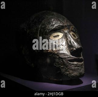 CRÂNES DÉCORÉS AU MUSÉE DE L'HOMME, PARIS Banque D'Images