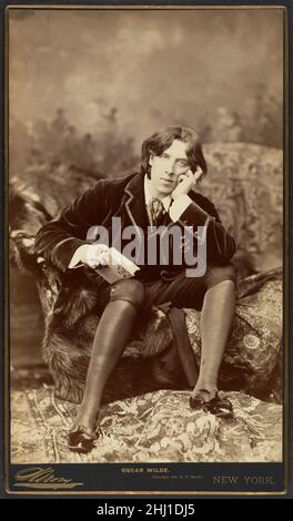 Oscar Wilde 1882 Napoleon Sarony American, né Canada Napoleon Sarony, un maître reconnu de photographies de célébrités, succède à Mathew Brady comme le photographe de portrait le plus connu à New York.Ouvrant son premier studio à Broadway en 1866 et déménanant dans des locaux plus élaborés sur Union Square en 1871, Sarony a profité pleinement de la fascination croissante pour le théâtre qui a balayé l'Amérique au lendemain de la guerre civile.Ses cartes de visite bon marché et plus haut de gamme de armoires, produites dans les milliers, a satisfait à la fois le besoin des acteurs pour la publicité et la manie du public pour le col Banque D'Images