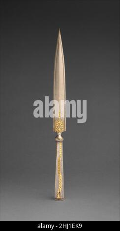 Spear 18th Century North Indian Spears était un outil polyvalent pour les expéditions de chasse royale, comme l'a démontré leur représentation dans les peintures à proximité.Ils ont été utilisés à pied ou à cheval, et pourraient être projetés ou projetés.Certaines lances étaient faites d'un seul morceau de fer ou d'acier; d'autres étaient composées d'un arbre en bois et d'une tête de lance en acier.Incrusté d'or, cet exemple était destiné à être à la fois mortel et beau.Lance.Indien du Nord.18th siècle.Acier, or.Armes à shafted Banque D'Images