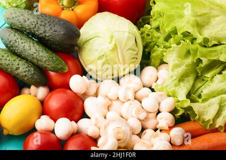 Différents types de légumes sur la table de cuisine. Foyer sélectif Banque D'Images