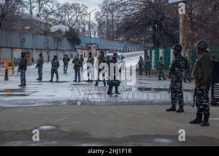 Les forces gouvernementales indiennes gardent la garde dans une rue pendant le jour de la République de l'Inde de 73rd à Srinagar le 26 janvier 2022.(Photo par Faisal Bashir/INA photo Agency/Sipa USA) Banque D'Images