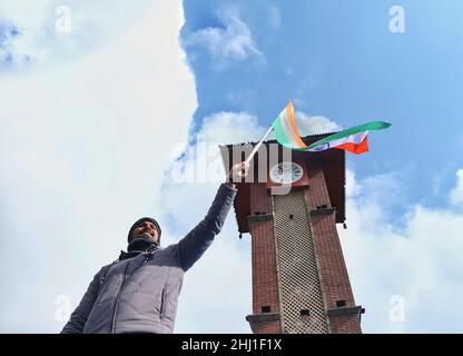 Un activiste indien porte un drapeau indien près d'une tour de l'horloge à Lal Chowk pour célébrer le jour de la République de l'Inde 73rd à Srinagar le 26 janvier 2022.(Photo par Faisal Bashir/INA photo Agency/Sipa USA) Banque D'Images