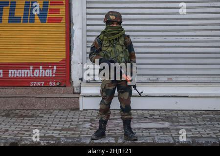 Les forces gouvernementales indiennes gardent la garde dans une rue pendant le jour de la République de l'Inde de 73rd à Srinagar le 26 janvier 2022.(Photo par Faisal Bashir/INA photo Agency/Sipa USA) Banque D'Images