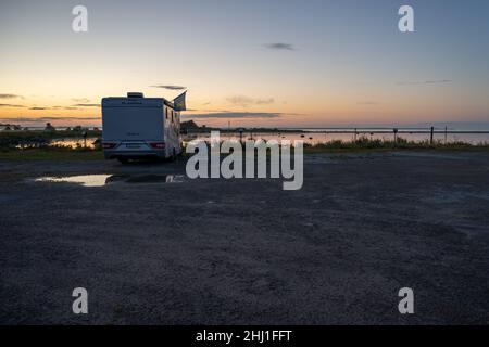 26 juin 2021 - Borgholm, Suède : une camionnette de camping garée dans une baie océanique à Boda, au beau coucher du soleil Banque D'Images