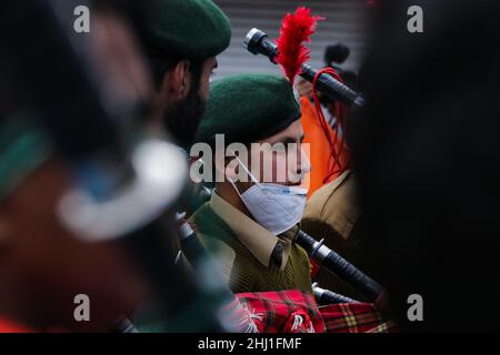 26 janvier 2022, Srinagar, Jammu-et-Cachemire, Inde: Un contingent de musique pendant les célébrations de la République de l'Inde le 26 janvier 2022 à Srinagar, la capitale estivale de l'administration indienne de Cachemire, Inde.Les magasins et les entreprises sont restés fermés et la circulation est restée hors des routes pendant que les autorités indiennes ont occupé des fonctions à plusieurs endroits pour marquer la Journée de la République de l'Inde au Cachemire administré par l'Inde.(Image de crédit : © Adil Abbas/ZUMA Press Wire) Banque D'Images