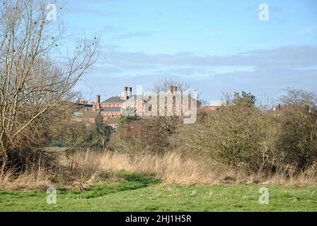 Une image de paysage de la réserve naturelle de Mousefield montrant le toit de l'ancienne prison de Dana en arrière-plan Shrewsbury Banque D'Images