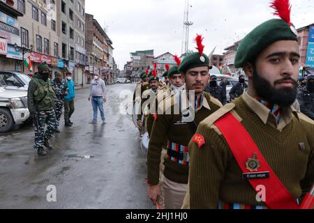 26 janvier 2022, Srinagar, Jammu-et-Cachemire, Inde: Un contingent de musique pendant les célébrations de la République de l'Inde le 26 janvier 2022 à Srinagar, la capitale estivale de l'administration indienne de Cachemire, Inde.Les magasins et les entreprises sont restés fermés et la circulation est restée hors des routes pendant que les autorités indiennes ont occupé des fonctions à plusieurs endroits pour marquer la Journée de la République de l'Inde au Cachemire administré par l'Inde.(Image de crédit : © Adil Abbas/ZUMA Press Wire) Banque D'Images