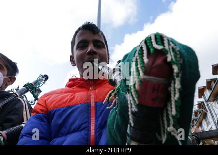 26 janvier 2022, Srinagar, Jammu-et-Cachemire, Inde: Un contingent de musique pendant les célébrations de la République de l'Inde le 26 janvier 2022 à Srinagar, la capitale estivale de l'administration indienne de Cachemire, Inde.Les magasins et les entreprises sont restés fermés et la circulation est restée hors des routes pendant que les autorités indiennes ont occupé des fonctions à plusieurs endroits pour marquer la Journée de la République de l'Inde au Cachemire administré par l'Inde.(Image de crédit : © Adil Abbas/ZUMA Press Wire) Banque D'Images