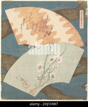 Deux modèles de fans : le plum Blossom et le Totooya Hokkei Wave japonais sur chaque feuille de cet ensemble sont deux ventilateurs mis sur un motif décoratif de rivière en relief bleu profond avec de l'argent qui est contigu à l'ensemble des cinq imprimés de ce pentaptych.La couleur rouge de la vague dans le ventilateur supérieur indique le titre de ce dessin; les autres dans le groupe sont le bleu, le jaune, le blanc et le noir.Le motif des ventilateurs flottants vient de la période Muromachi (1392–1568).Deux modèles de ventilateur : fleur de prune et vague 54400 Banque D'Images