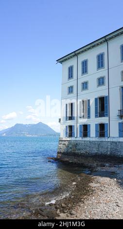 Grand bâtiment de style italien sur les rives de la mer bleue Banque D'Images