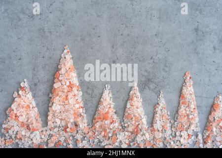 Sel de l'Himalaya sous forme de montagnes sur fond gris Banque D'Images
