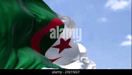 Détail du drapeau national de l'Algérie qui agite dans le vent par temps clair.Patriotisme.Mise au point sélective. Banque D'Images