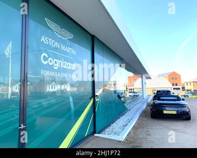 Entrée principale de la salle de spectacle Aston Martin à Newport Pagnell, Royaume-Uni, avec logo Aston Martin Vanquish en vente sur les enseignes convertibles de voitures de sport Banque D'Images