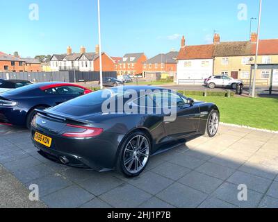 Aston Martin Vanquish dans la salle d'exposition Newport Pagnell UK nouvelle voiture à vendre célèbre pour James Bond 007 agent British fast sports permis de tuer Banque D'Images