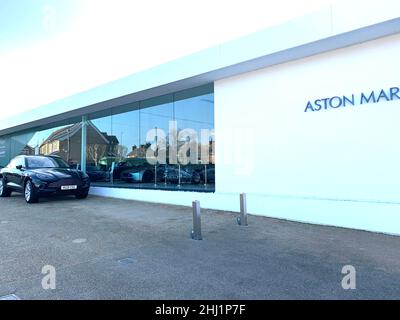 Aston Martin show room at Newport Pagnell UK avec Aston Martin Vanquish car en vente James Bond 007 agent signe vue regarder le verre teinté reflet Banque D'Images