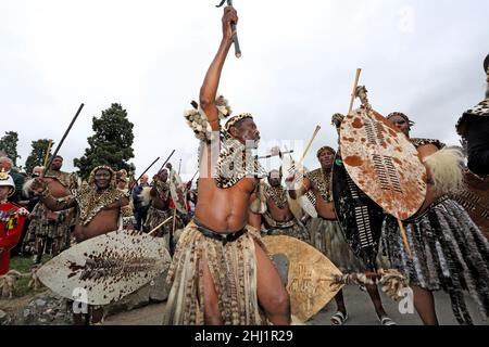 Zulu Warriors dans leur robe traditionnelle rencontre le prince Charles et la duchesse de Cornouailles le 22nd juillet 2019 à Llanelwedd Banque D'Images