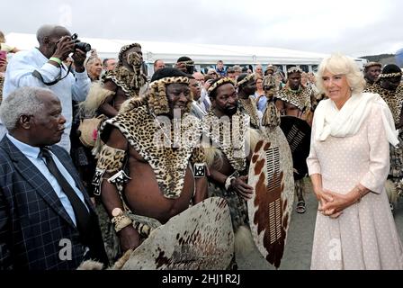 Zulu Warriors dans leur robe traditionnelle rencontre le prince Charles et la duchesse de Cornouailles le 22nd juillet 2019 à Llanelwedd Banque D'Images