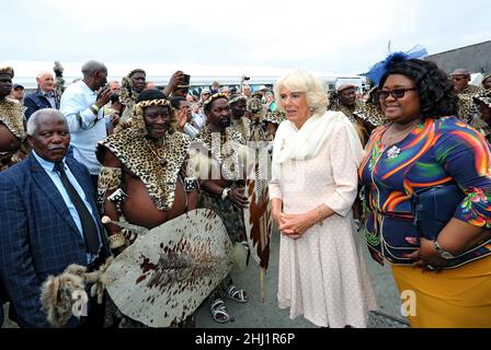 Zulu Warriors dans leur robe traditionnelle rencontre le prince Charles et la duchesse de Cornouailles le 22nd juillet 2019 à Llanelwedd Banque D'Images